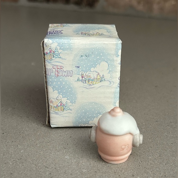 Precious moments sugar town fire hydrant figurine Christmas village snow winter - Picture 2 of 5